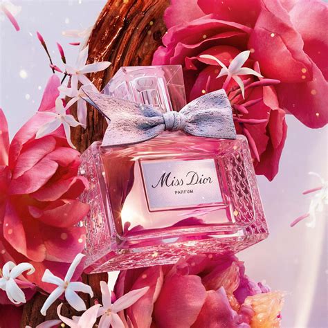 Découvrez Miss Dior Parfum : notes fleuries, fruitées, boisées